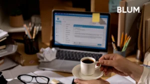 equipo-revisando-correo-interno-con-mensajes-desordenados-y-prioridades-confusas