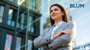 Mujer profesional comunicando ideas con seguridad en una reunión organizacional, reflejando presencia e influencia auténtica.