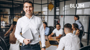 Equipo diverso dialogando en un espacio laboral inclusivo donde hombres y mujeres colaboran desde nuevas formas de liderazgo